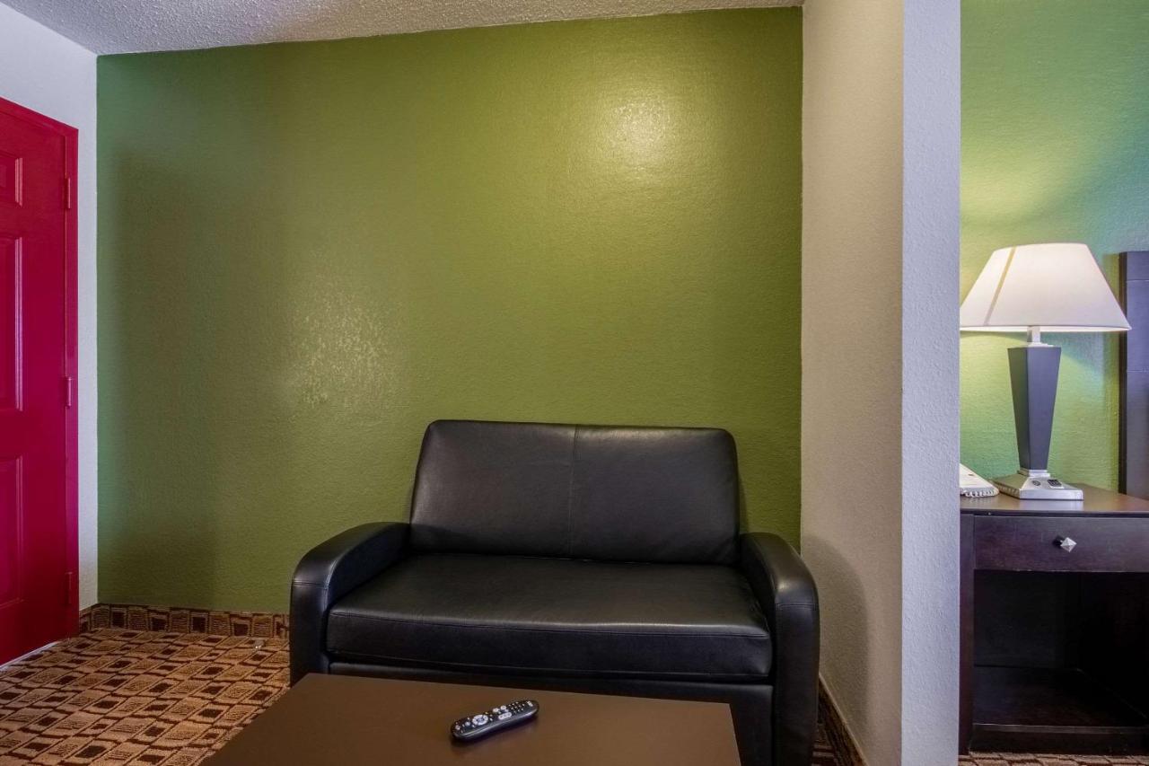 Coratel Plus Suites Wichita West Airport 외부 사진