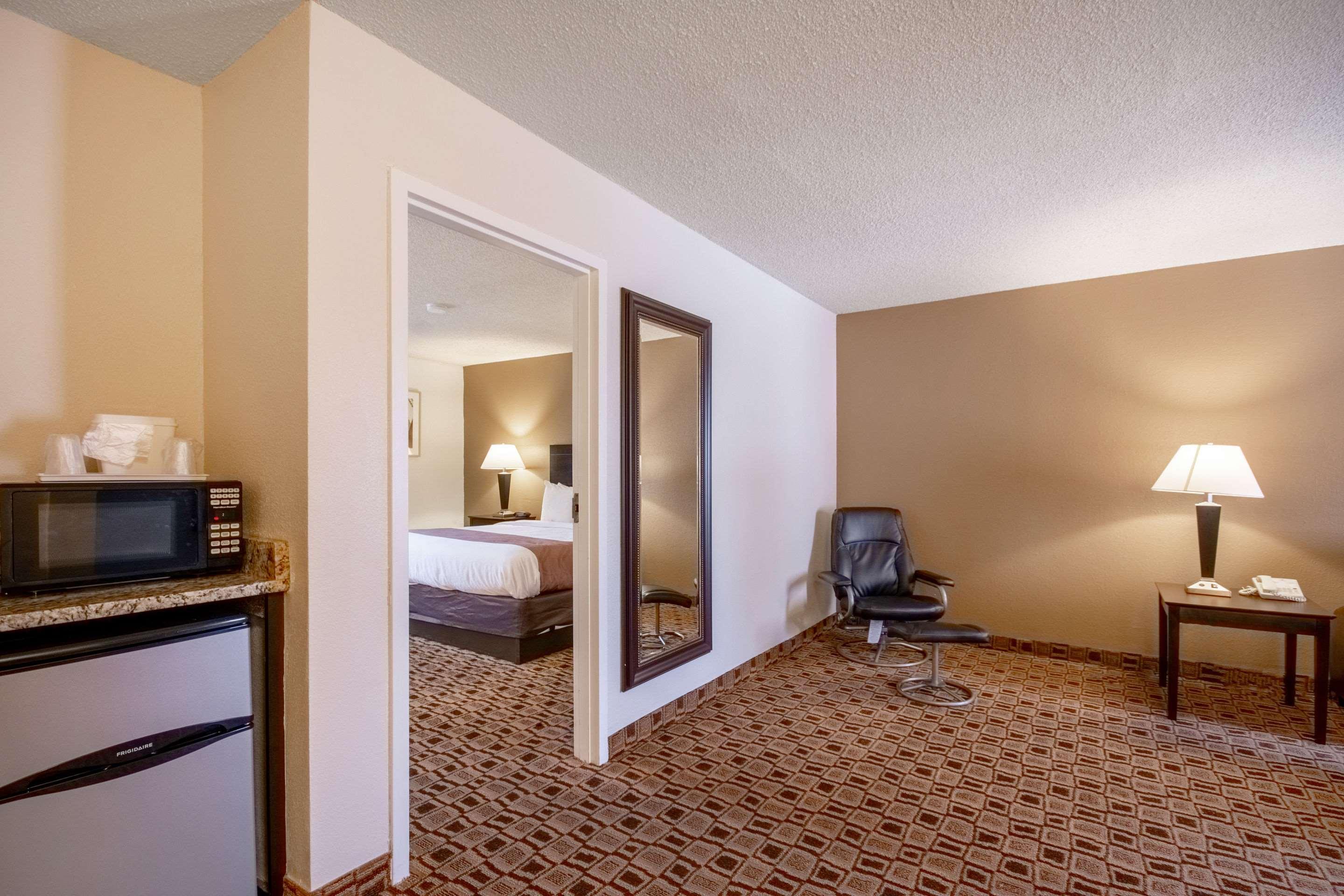 Coratel Plus Suites Wichita West Airport 외부 사진