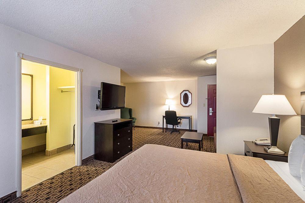 Coratel Plus Suites Wichita West Airport 외부 사진