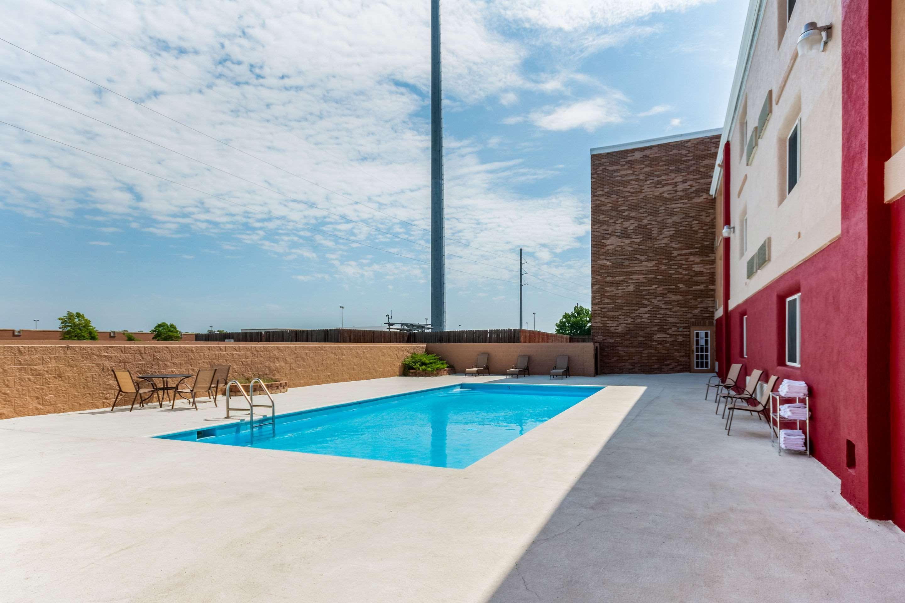Coratel Plus Suites Wichita West Airport 외부 사진