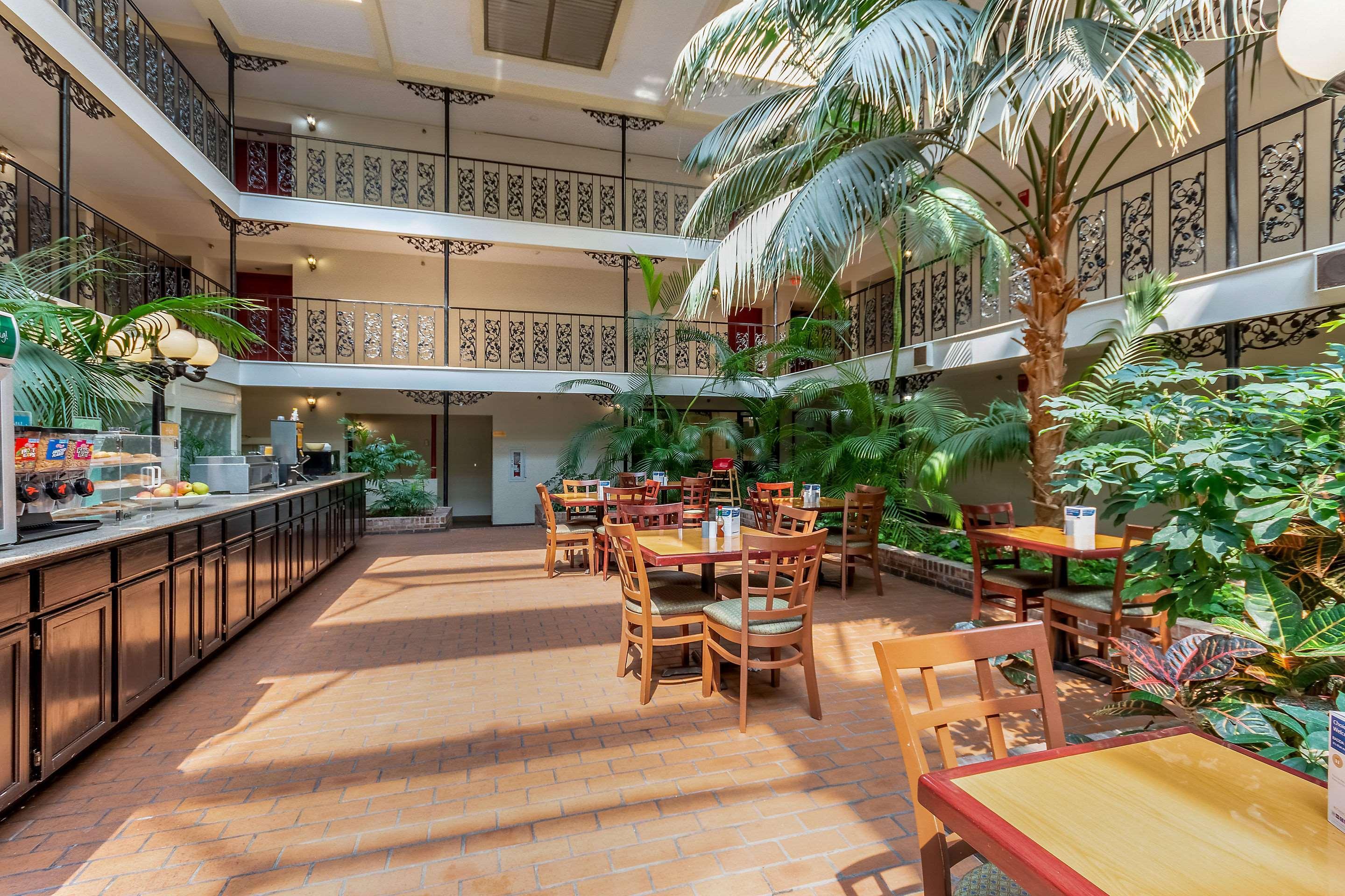 Coratel Plus Suites Wichita West Airport 외부 사진