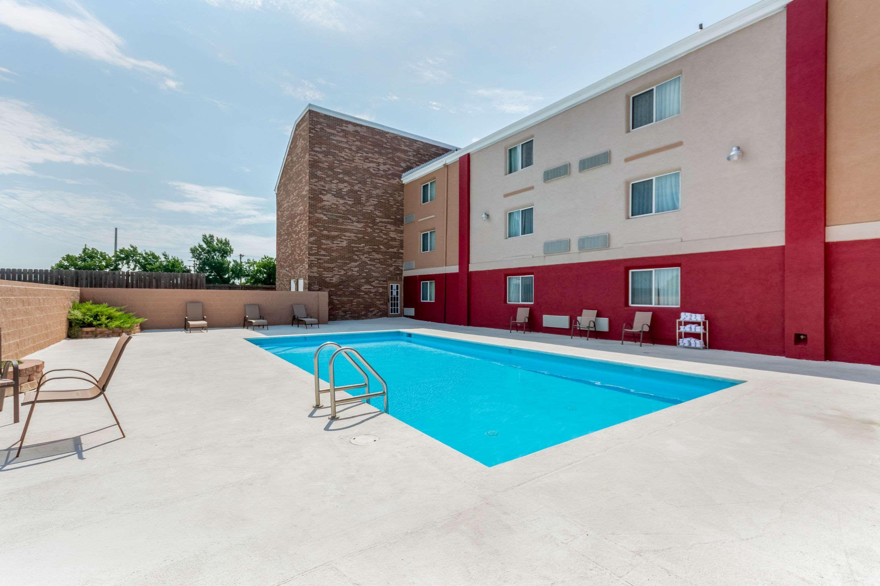 Coratel Plus Suites Wichita West Airport 외부 사진